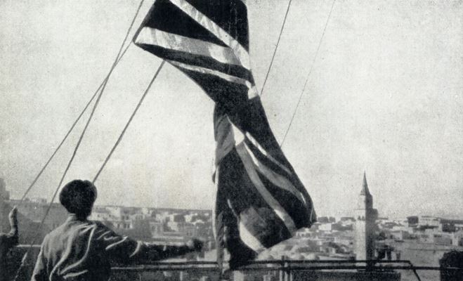 Union_Jack_was_unfurled_over_the_city_of_Tripoli_sMALL
