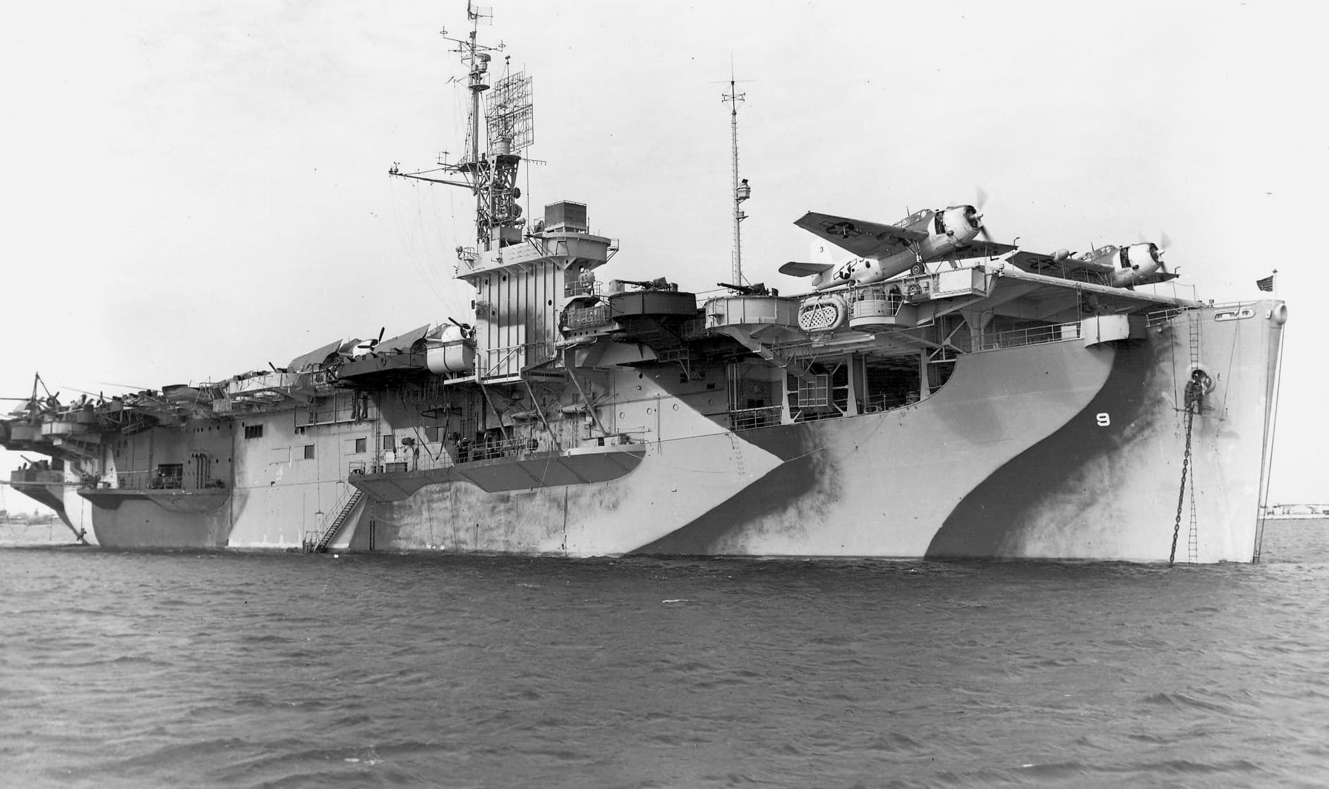 USS_Bogue_(CVE-9)_at_Bermuda,_February_1945