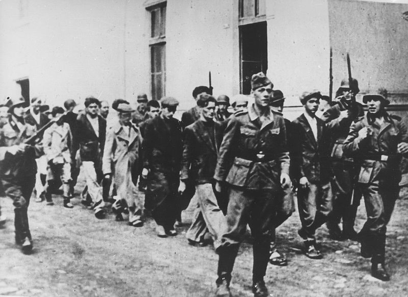 German_Soldiers_arresting_in_1941_people_in_Kragujevac